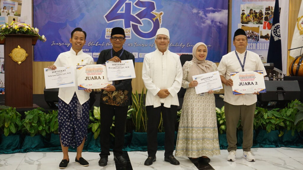 Foto bersama pemenang Cooking Competition dengan Ketua Umum Yayasan Sahid Jaya di Dies Natalis ke-43 Politeknik Sahid