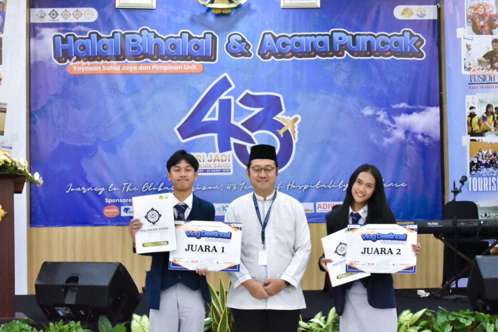Foto bersama pemenang Lomba Vlog Destinasi dengan Direktur Politeknik Sahid di Acara Puncak Dies Natalis ke-43
