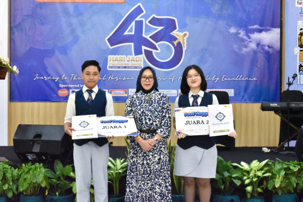 Foto bersama pemenang Lomba Food Vlogger dengan Direktur Eksekutif Yayasan Sahid Jaya di Dies Natalis ke-43 Politeknik Sahid