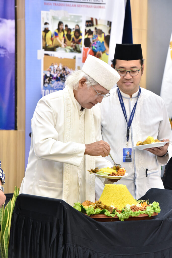 Pemotongan tumpeng oleh Ketua Umum Yayasan Sahid Jaya di Acara Puncak Dies Natalis ke-43 Politeknik Sahid